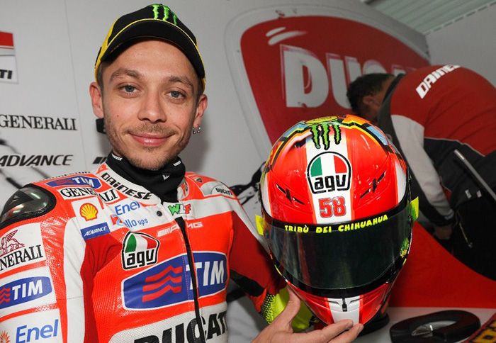 O Valentino Rossi με το κράνος φόρο τιμής στον Marco Simoncelli.