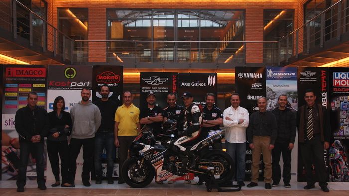 Στην εκδήλωση στο αίθριο της Motorpress βρέθηκαν ο αναβάτης, οι χορηγοί και οι συντελεστές της SUPERBMOTOS-TSESMELIS TEAM.