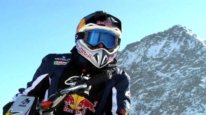 O Chris Pfeiffer ζωγραφίζει και στο χιόνι, με το ειδικά διασκευασμένο BMW G 450 X Snowcat.