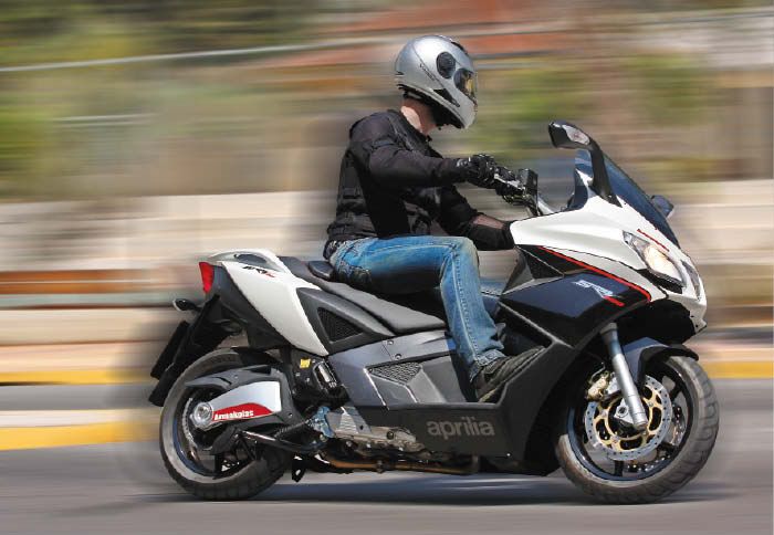 Tο μοντέλο της Aprilia έχει ένα πολύ κοντινό σύγχρονο συγγενή, το GP 800 της Gilera