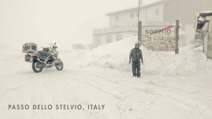 O Andrea Livio γυρνά τον κόσμο στη σέλα ενός Moto Guzzi Stelvio και κινηματογραφεί τις εμπειρίες του.