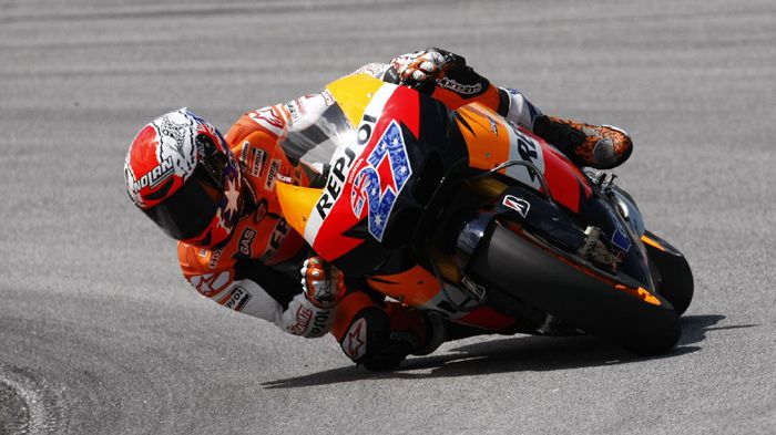 Και το χρόνου ο Stoner θα προσφέρει τις υπηρεσίες του στη Honda ως αναβάτης εξέλιξης.