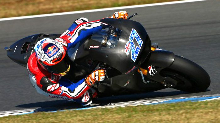 Έλα Casey. Τι κάνεις αυτές τις μέρες; Ψάρεμα και παιχνίδι με τηλεκατευθυνόμενα; Θέλεις να δοκιμάσεις το RC213V του 2015 στην Ιαπωνία; Θέλεις, ε;.