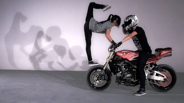 Βίντεο: Sportbike vs Breakdance