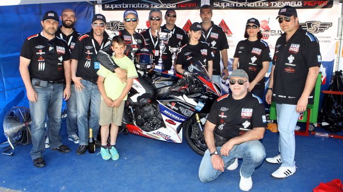 Ολόκληρη η ομάδα Superbmotos-Tsesmelis, και ο Aρης Γκιζίνος ποζάρουν μετά τον φοβερό αγώνα της Τρίπολης.