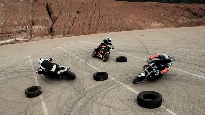 Συγχρονισμένα stunts από τους Switch Riders!