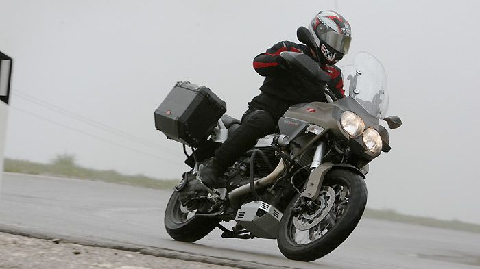 Προετοιμαστείτε για ακραίες καιρικές συνθήκες και το καλοκαίρι. Στους Δολομίτες (Ιταλία), π.χ., μπορεί να συναντήσετε βροχή, ομίχλη και χαμηλές θερμοκ