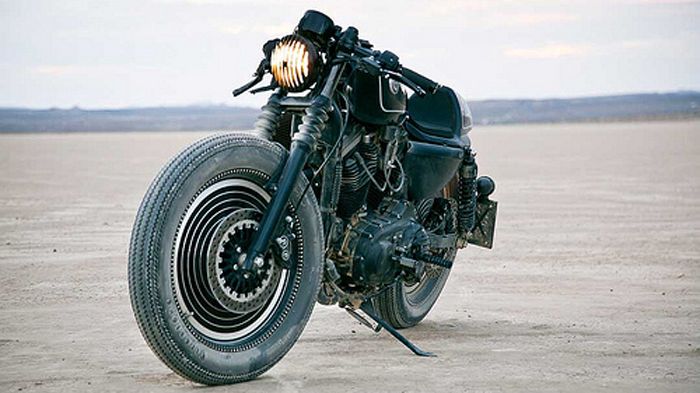 Η Roland Sands Design μετέτρεψε το εικονιζόμενο Harley-Davidson Sportster σε ένα μοντέλο φόρο τιμής προς τη θρυλική εταιρεία Technics.