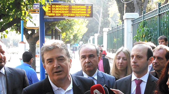 Ο Υπουργός Μεταφορών και Δικτύων, χθες 13/10/2014, στην παρουσίαση της πρώτης στάσης λεωφορειακής γραμμής με τηλεματική, στο Σύνταγμα.