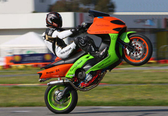 T-MAX με κινητήρα Ducati 749!