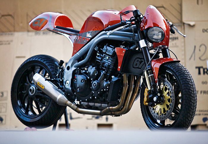 H εκπληκτική Weslake που βασίζεται στη γνωστή Speed Triple της Triumph. 
