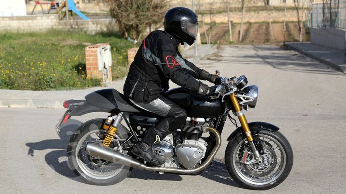 Εντύπωση προκαλούν το μπροστινό κτηνώδες Ohlins, το πακέτο φρένων του Speed Triple R, τα 2 ρυθμιζόμενα Ohlins πίσω και το μονόσελο.