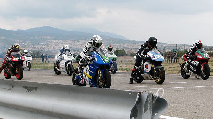 Έτοιμοι στην εκκίνηση τόσο ο 'Ακης Τσώκος, όσο και ο Λέανδρος Ντότσικας. Tο τέλος του αγώνα βρήκε αμφότερους στο βάθρο της Racing.