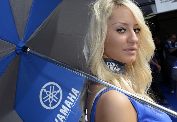 Η Yamaha έχει πάντα πληθωρική παρουσία, με τουλάχιστον δύο ή τρεις κοπέλες να προσέχουν τους πιλότους της.