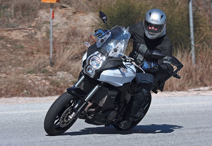 Στις στροφές το Versys θα κινηθεί με ταχύτητα και θα αλλάξει κατεύθυνση γρήγορα, αν και το πιρούνι δεν πληροφορεί επαρκώς για την πρόσφυση του τροχού.