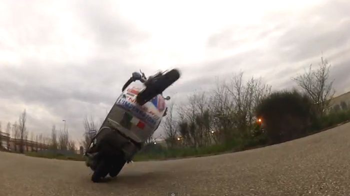 Ζογκλερικά με Vespa!