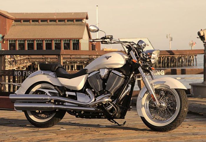 Τα μεγάλα φτερά και οι άφθονες δόσεις χρωμίου δίνουν στη Victory Boardwalk μία all time classic φινέτσα. 