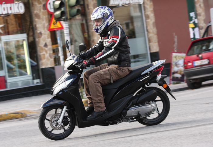 Πολύ καλό κράτημα, σε sport επίπεδα, σε όλα τα εδάφη. Σφιχτές αναρτήσεις, που κλέβουν λίγη άνεση.