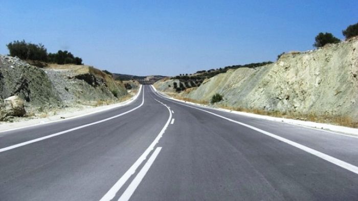 Το έργο προβλέπει την κατασκευή αντιολισθητικού τάπητα συνολικού μήκους 28 χιλιομέτρων στο τμήμα του ΒΟΑΚ Ηράκλειο-Χανιά.