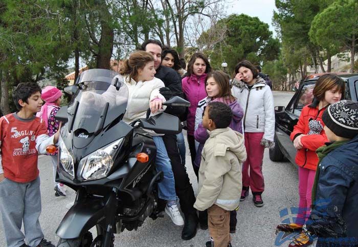 Κατόπιν έγκρισης από το προσωπικό, τα παιδιά βρέθηκαν στη θέση του συνεπιβάτη και βόλταραν στους χώρους του παιδικού χωριού.