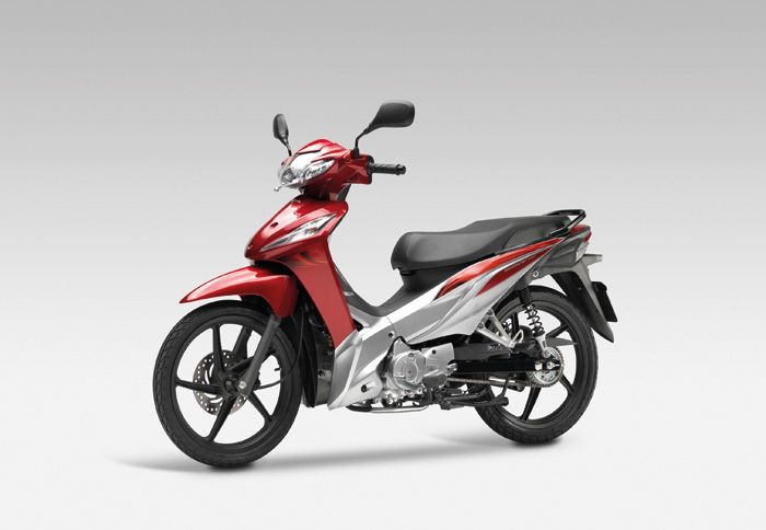 Η σέλα φαίνεται να ανασηκώνεται ελαφρά στο μπροστινό της μέρος. Αυτό σημαίνει ότι ο αναβάτης θα μείνει στη θέση του στο δυνατό φρενάρισμα.