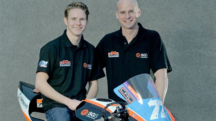 Στη σέλα της KMR Kawasaki ο Danny Webb, και δίπλα του, ο θρυλικός αναβάτης του ΤΤ, και manager της ομάδας, Ryan Farquhar.