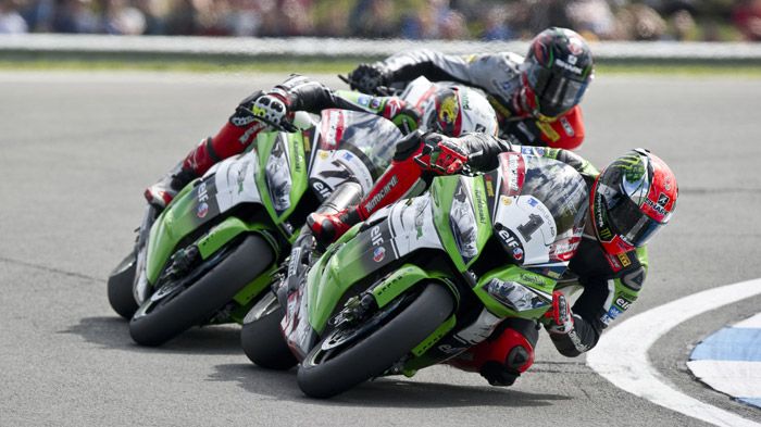 Επιβλητική ήταν η εμφάνιση και των δύο αναβατών της Kawasaki που έκανε ένα διπλό 1-2 στη βρετανική πίστα.