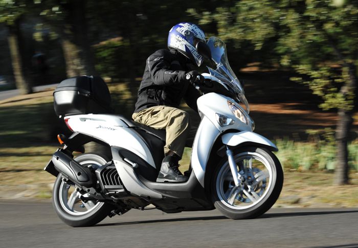 Σβέλτο, ευέλικτο, και με δυνατό κινητήρα, το Yamaha Xenter έρχεται φορτσάτο να ανταγωνιστεί τους καλύτερους στην κατηγορία των scooter με μεγάλους τρο