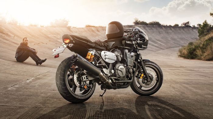 XJR 1300 Racer 2015. Μεγάλο, ημίγυμνο, αερόψυκτο, νέο-κλασσικό.