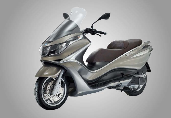 Η Piaggio έχει μακρά παράδοση στην κατασκευή scooter μεγάλου τουρισμού και το X 10 αποτελεί τον τελευταίο εκπρόσωπο της σε αυτή. 