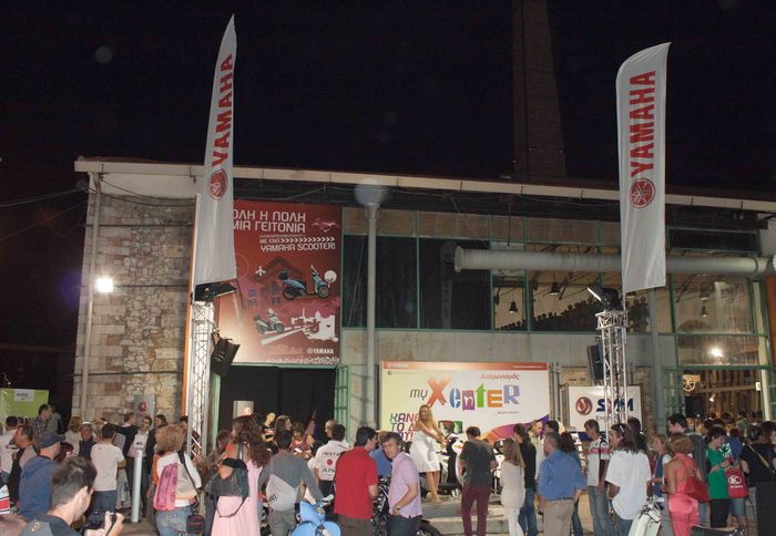 Στιγμιότυπο από τη βράβευση έξω από τον εκθεσιακό χώρο της Υamaha