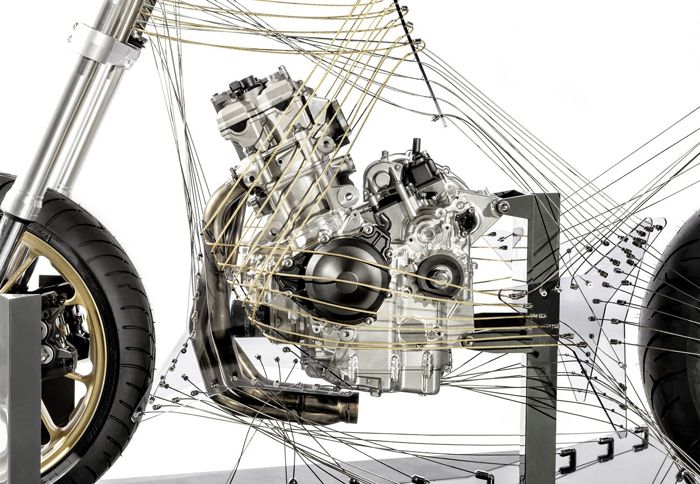 Η Yamaha παρουσίασε στην Intermot έναν νέο κινητήρα, με τρεις κυλίνδρους. 