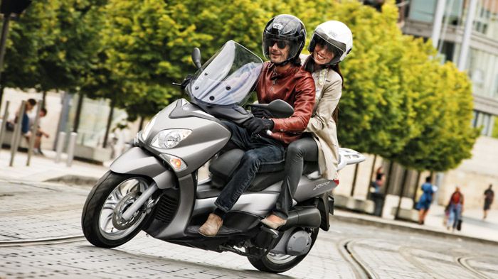 Η αξιοπιστία και η πολύ καλή θέση οδήγησης είναι δύο πράγματα που κάνουν το X-City 250 να ξεχωρίζει.