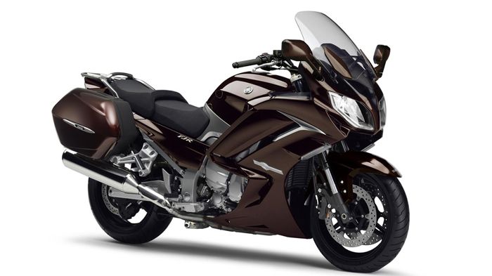 Η Υamaha ανακοίνωσε μια νέα έκδοση για το FJR 1300: την ΑΕ, η οποία διαθέτει ηλεκτρονικά ρυθμιζόμενες αναρτήσεις. 