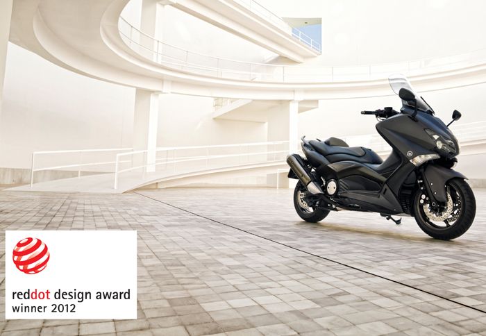 Η εντυπωσιακή αισθητική του Yamaha TMax του χάρισε το πρώτο βραβείο που έχει κερδίσει η Yamaha στα Red Dot Design Awards.