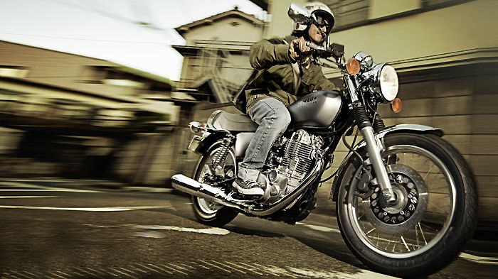 Το Yamaha SR 400 είναι ένα ρετρό φιλοσοφίας μοντέλο, με σύγχρονες αλλά και κλασικές τεχνολογίες.