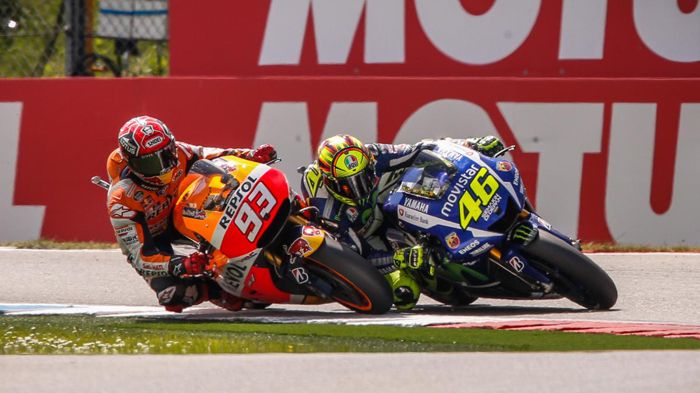 Η κρίσιμη στιγμή, όταν ο Marquez προσπαθεί να κλέψει διά της βίας την εσωτερική από τον Rossi. Παράτολμη κίνηση, ευτυχώς χωρίς συνέπειες, ενώ και ο Ιτ