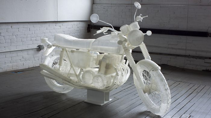Το πάθος του Brand για τη μοτοσικλέτα της Honda τον οδήγησε στο να την εκτυπώσει!