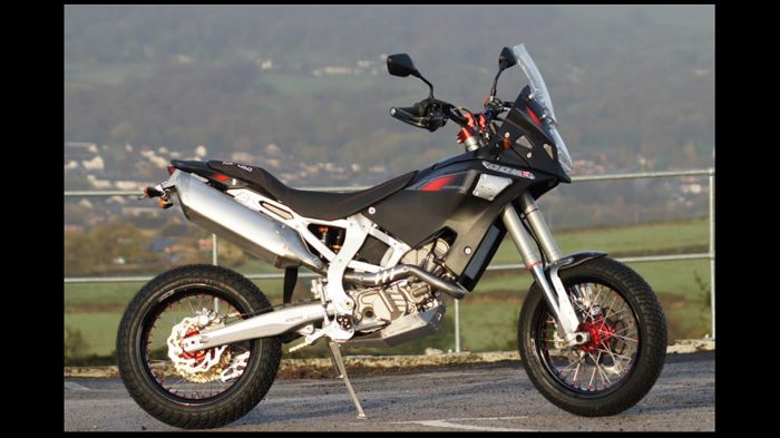 Μοιάζει πολύ με factory μοτοσικλέτα το RS, όπως και το Adventure.