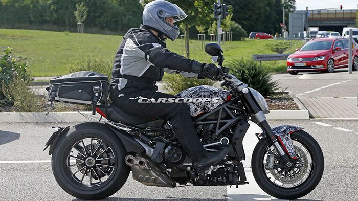 Ίσως η πιο καθαρή φωτογραφία που έχουμε δει από το νέο Diavel, το οποίο δείχνει πλέον Cruiser με τα όλα του.