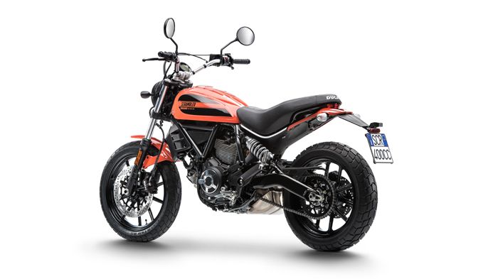 Δεν αλλάζει σχεδόν τίποτα σχεδιαστικά, σε σχέση με τα μεγαλύτερα Scrambler. 