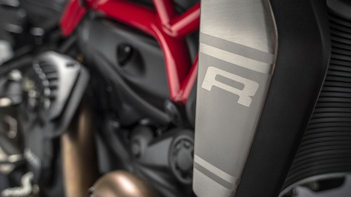 Οι teaser φωτό της Ducati για το R είναι μόλις 2. Εδώ το close-up μας δείχνει τα πλαϊνά προστατευτικά του ψυγείου, και λίγο από κινητήρα και πλαίσιο.