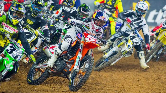 Ο Ryan Dungey πάνω στην KTM 450 SX-F Factory Edition μοτοσυκλέτα του είχε μια κακή εκκίνηση, αλλά γρήγορα ανέβηκε στη δεύτερη θέση