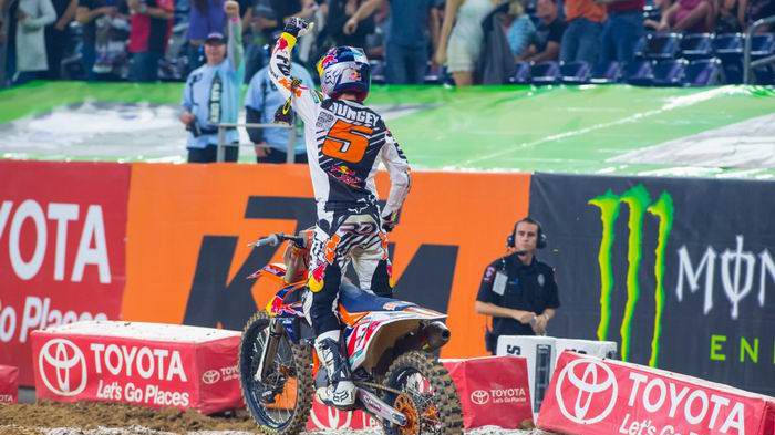 Ο Dungey πανηγυρίζει ως Παγκόσμιος Πρωταθλητής του 2015 AMA 450 Supercross 