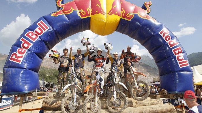 Jonny Walker στο κέντρο, ανάμεσα στα δύο Husky των κ.κ. Graham Jarvis και Alfredo Gomez, τέρμα δεξιά ο Andreas Lettenbichler και αριστερά ο Mario Roma