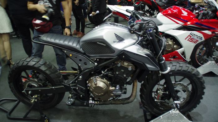 Μην είναι Scrambler; Μην είναι υποστηρικτικό όχημα εκσκαφέα; Ότι και αν είναι πάντως, κεντρίζει το ενδιαφέρον.