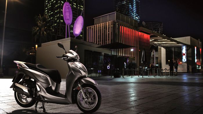 Πέρα από το φρεσκαρισμένο design, και τα νέα φωτιστικά σώματα, το νέο Honda SH 300i διαθέτει μια πλειάδα βελτιώσεων.