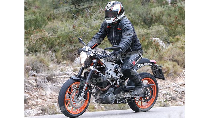 Το σχέδιο παραλλαγής της μοτοσικλέτας υπό εξέλιξη μπερδεύει κάπως τα νερά, θα πιστέψουμε πάντως τον paparazzo πως πρόκειται για το Vitpilen.