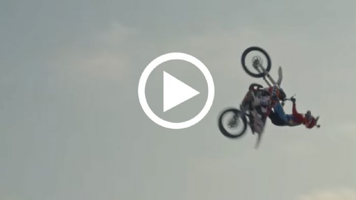 Ο Marc Marquez στον αέρα, εκτελώντας ένα άψογο back flip! 