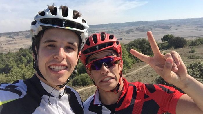 Οι αδελφοί Marquez, Alex (αριστερά) και Marc (δεξιά), κατά τη διάρκεια προπόνησης με ποδήλατα την προηγούμενη εβδομάδα.